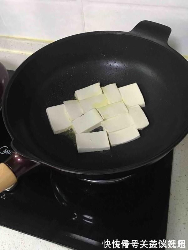 不粘锅|煎豆腐,别直接下油锅,多加这“1步”,豆腐不粘锅还不会碎