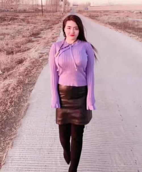 少妇穿紫色毛衣小皮裙，很有韵味，尽显性感身材