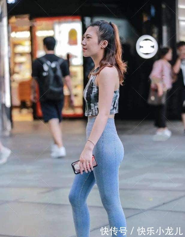 白色 打底裤的特别搭配,露肩的时尚造型,真有爱心