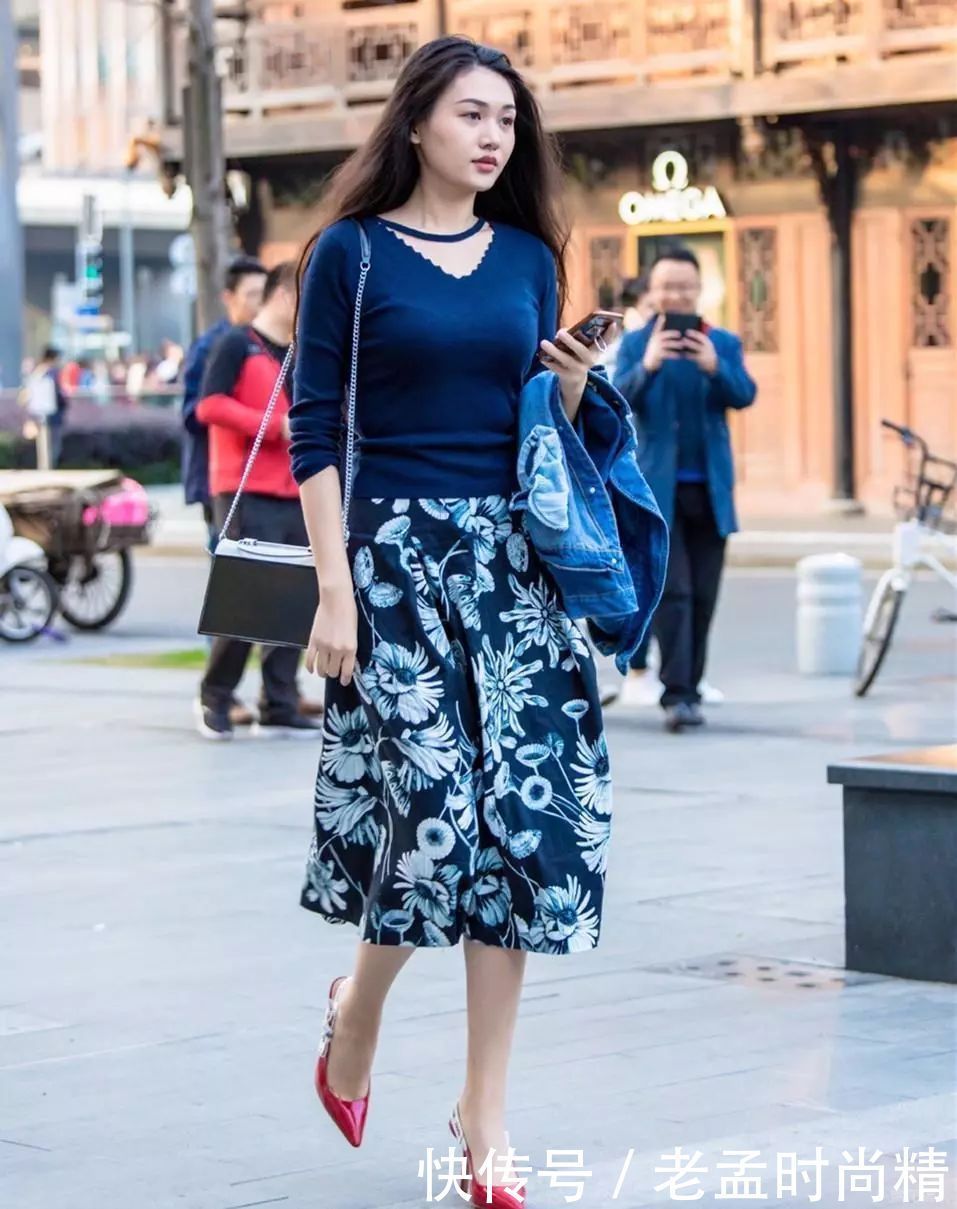 印花|街拍:秋日优雅风穿搭,牛仔外套+印花半身裙搭配,简单好搭又很应季