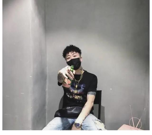 所有人都在骂那个在台上唱我是SB的rapper，但没人在意真相是什么