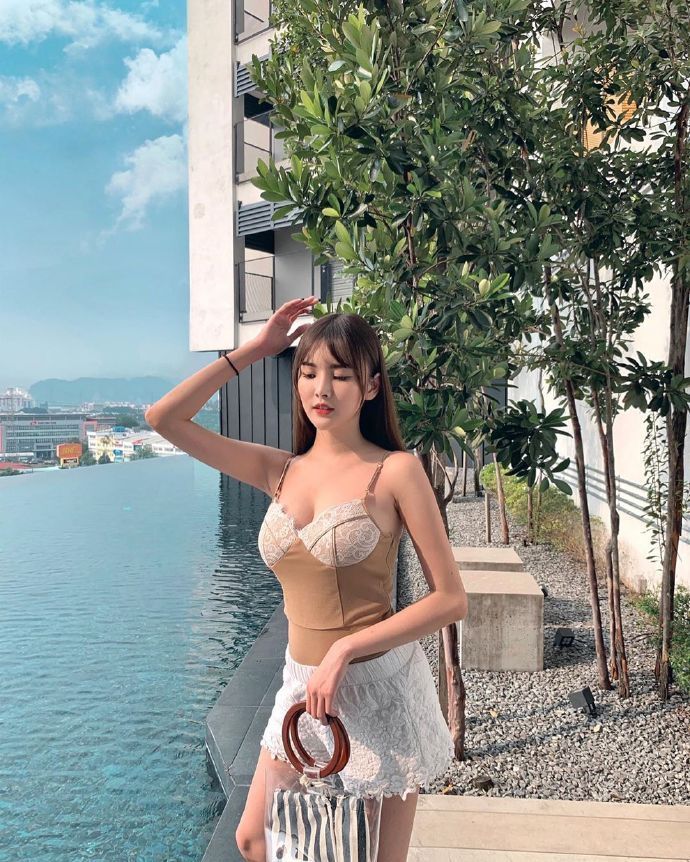 时尚|美女街拍阳光可爱的小姐姐,时尚性感的穿搭,尽显青春的魅力