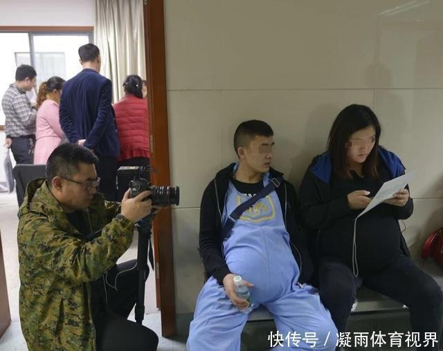 爸爸|宝妈深夜生二胎,5岁女儿独自在产房外等待,孩子的话令人深思