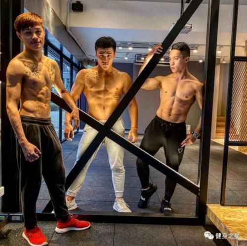 排骨男|23岁高颜值小伙脱衣秀肌肉,粗壮手臂和八块腹肌,这身材我可以