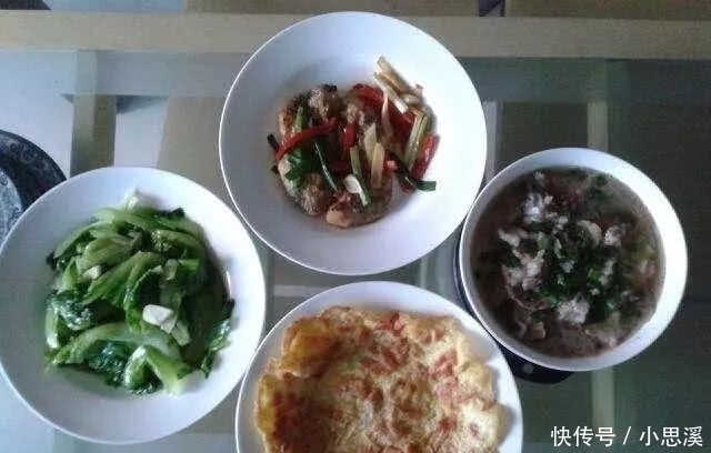 女儿放假非要住姥姥家，说姥姥做的饭菜好吃，发来照片一看，懵了