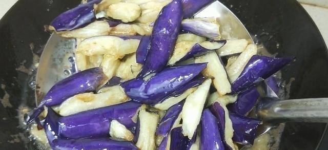 茄子最好吃的做法,6元成本10分钟上桌,很多人没有吃过,太香了