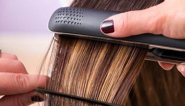 自来卷头发怎么变直变顺滑？离子烫拉直太伤发，现在流行蛋白矫正