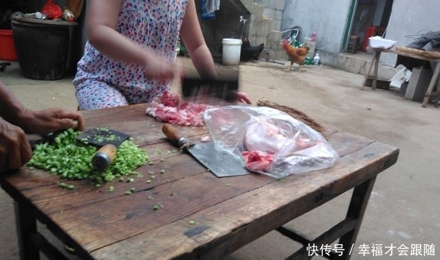 爸爸|农家院里包饺子,我和母亲包饺子给在田地里忙碌着农活的爸爸吃