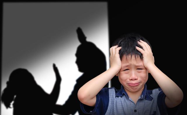 琳琳|7岁女儿不小心把花瓶掉到楼下,妈妈的做法,“毁”了女儿的一生