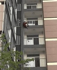 |搞笑GIF:妹子,你是不是第一次骑车?电动车是有刹车的