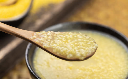 |搞笑老外:开学季如何偷偷带零食进校园?贪吃老外脑洞大开