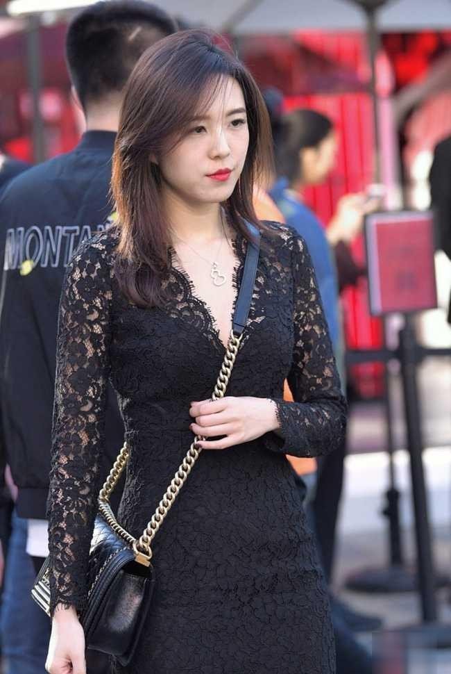 小姐姐|美女街拍:身穿蕾丝连衣裙的小姐姐,一股青春活泼的气息,感觉自己真的老了