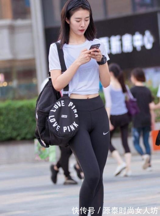 时尚感 运动装穿出时尚感,白色T恤搭配黑色瑜伽裤,色彩分明惹人注目!