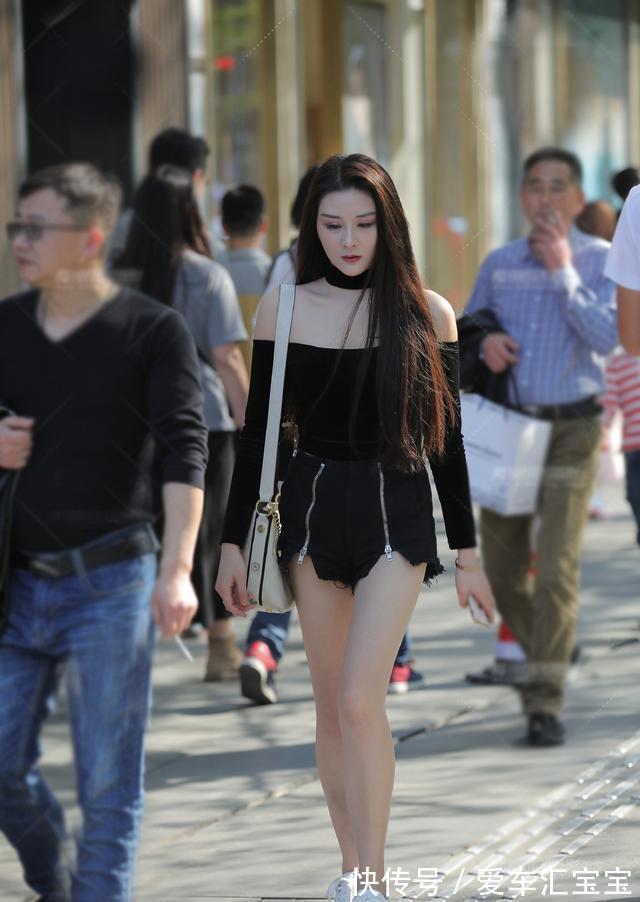 大长腿|牛仔热裤，配黑色一字肩，清新又显气质，美的清凉又时髦