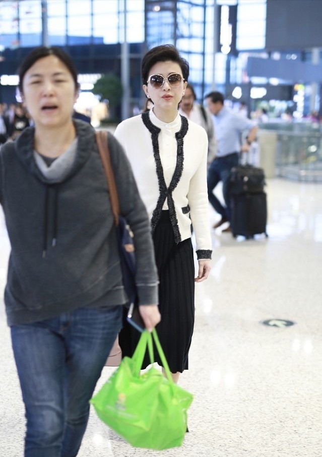 黑白配|杨澜真是“60后的骄傲”,小香风外套配百褶裙端庄稳重,高贵典雅