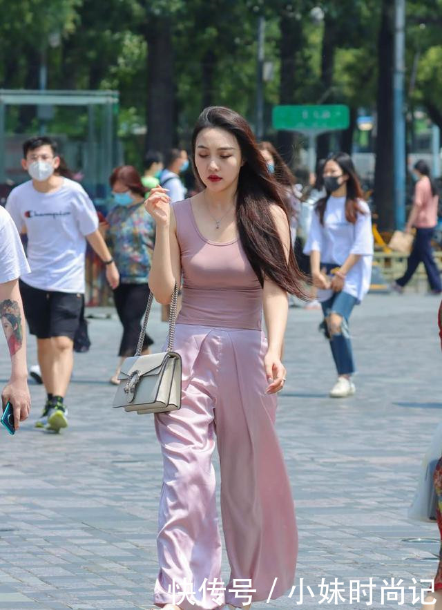 美的|街拍:轻熟的穿搭,粉色背心配粉色阔腿裤,美的清新优雅又有女神范