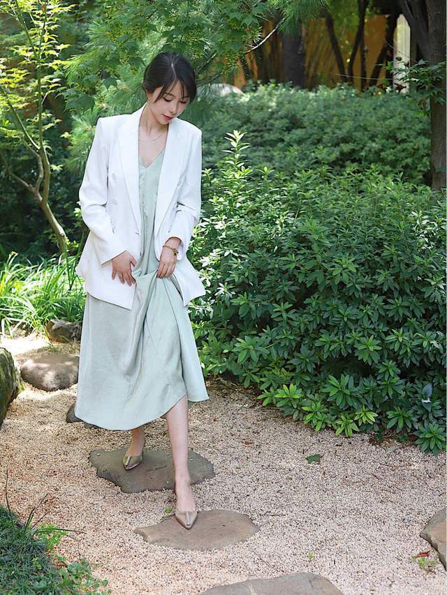 皮肤|皮肤暗黄的女生如何选衣服颜色?可以尝试这几款,让你显白还好看