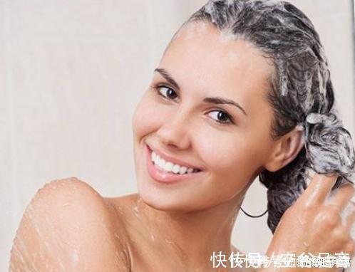 头皮屑|洗头发时,先用洗发水还是护发素很多人做错,难怪头发越掉越多