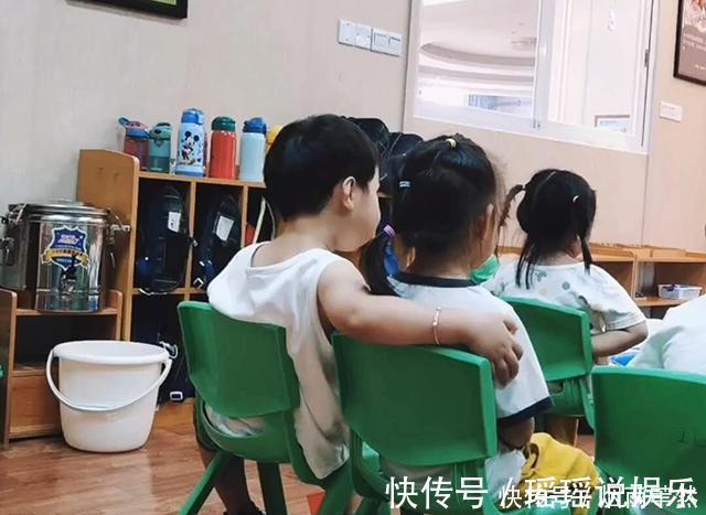 熊孩子偷偷与女同桌“勾肩搭背”,被老师发现后羞涩模样萌翻网友