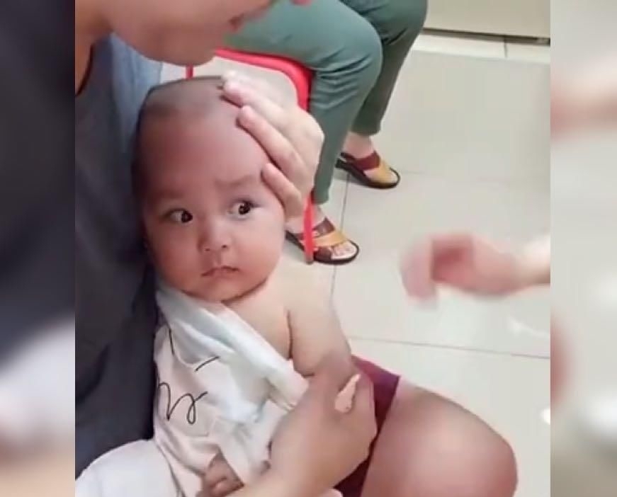 小姐姐|爸爸带娃去打针,娃瞬间秒变“戏精”,网友只怪打针的前奏太长