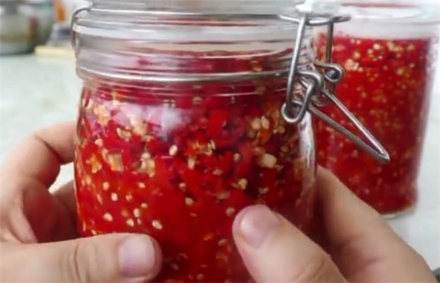 二十年秘制剁椒酱,做法和配方告诉你,香辣过瘾,保存一年不会坏