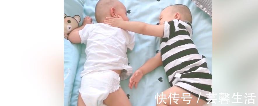 父母|双胞胎的日常,弟弟摸完哥哥的头就想走,但哥哥接下来反应太好玩