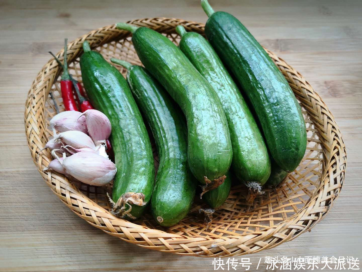 乳瓜拌木耳|夏天不吃这瓜可惜了,清热解暑,和木耳是绝配,比凉拌黄瓜还好吃