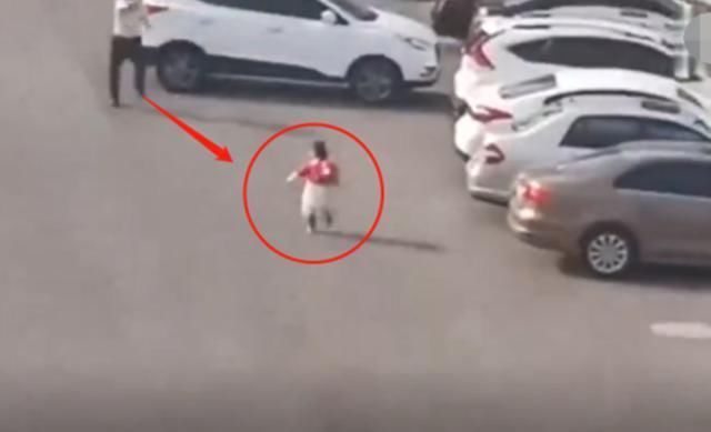 幼儿园|铃声已经响了，有个孩子还没到，老师往窗外看，忍不住笑