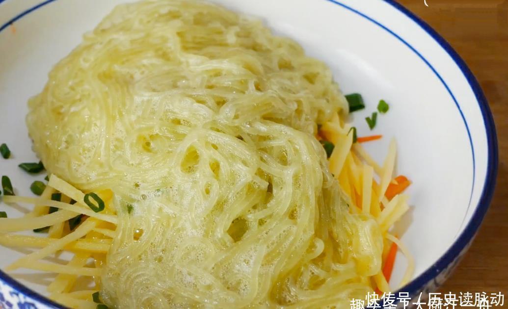 粉条不要炖着吃了,淋入2个鸡蛋,外酥里嫩,一周吃5次不嫌多