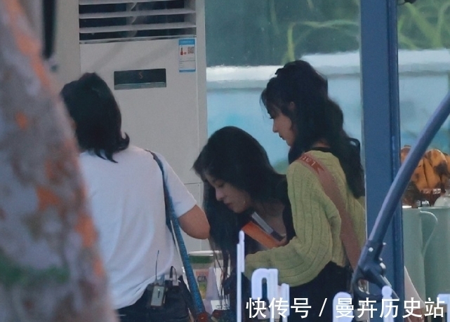 周也|中餐廳5采購(gòu):周也拎小件,姚安娜大包大攬,毫無(wú)二公主的架子