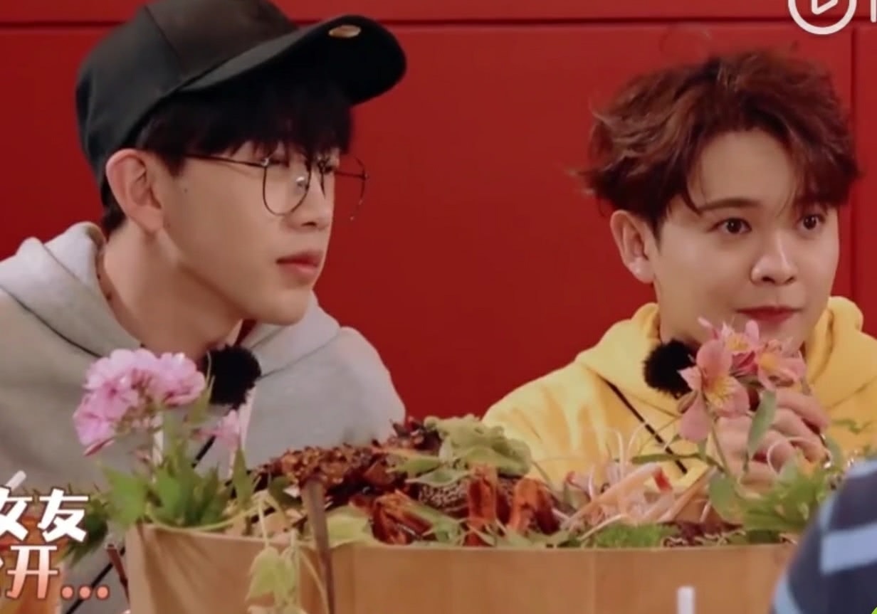 小鬼上節(jié)目承認(rèn)自己有女朋友，連范丞丞也爆料，尤長(zhǎng)靖滿臉疑問(wèn)