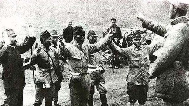 照片|日军宁死不降？看看他们举手投降的照片，这才是真正的日本鬼子！