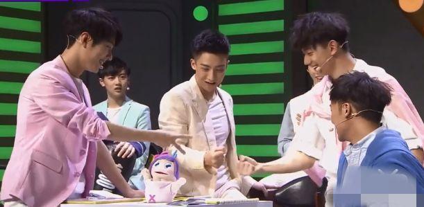 肖战早就是“游戏大魔王”录节目智商爆表，做游戏反应超快