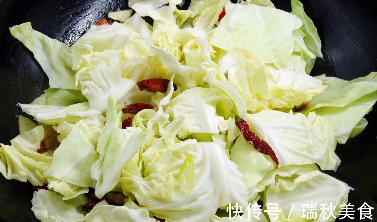 炒包菜|炒包菜时，先焯水还是先过油大厨教你正确做法，包菜又脆又香