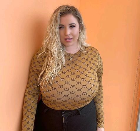 女人|女人体重超过180斤是什么样子?看看这位大码模特,你可能会喜欢