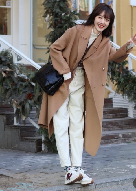 花花绿绿|别再穿一身黑了,今年流行的“棕色大衣”,是真好看,漂亮大气!