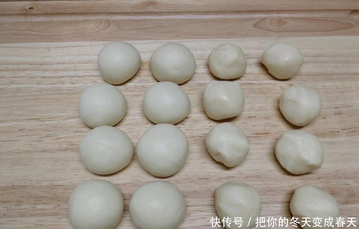 简单易上手的蛋黄酥,层层馅料包裹,香酥可口,太好吃了