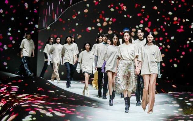 妹妹|贺聪带妹妹走秀,19岁妹妹同款丹凤眼似她翻版,五官柔和偏日系