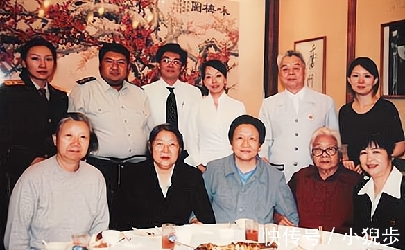 题诗!毛主席70岁时罕见的草书题诗,笔法纵横如棋,短短几字成毛体典范