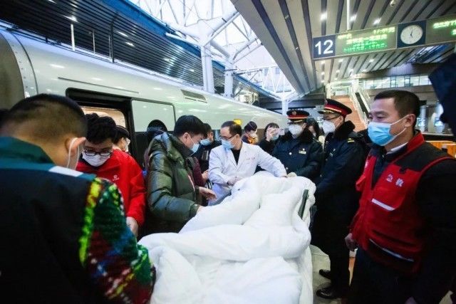 北京西站|全网关注的宝宝，坐高铁抵达北京！