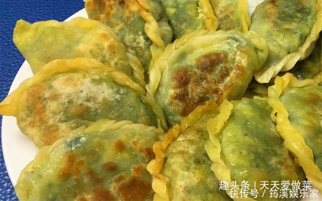 韭菜烙盒子,这么做饼皮不干不硬特柔软,鲜香又入味,真解馋