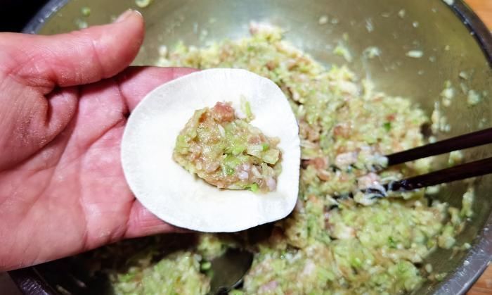 黄豆酱|包白菜饺子，记住老师傅的“2放2不放”，饺子鲜嫩多汁，特好吃