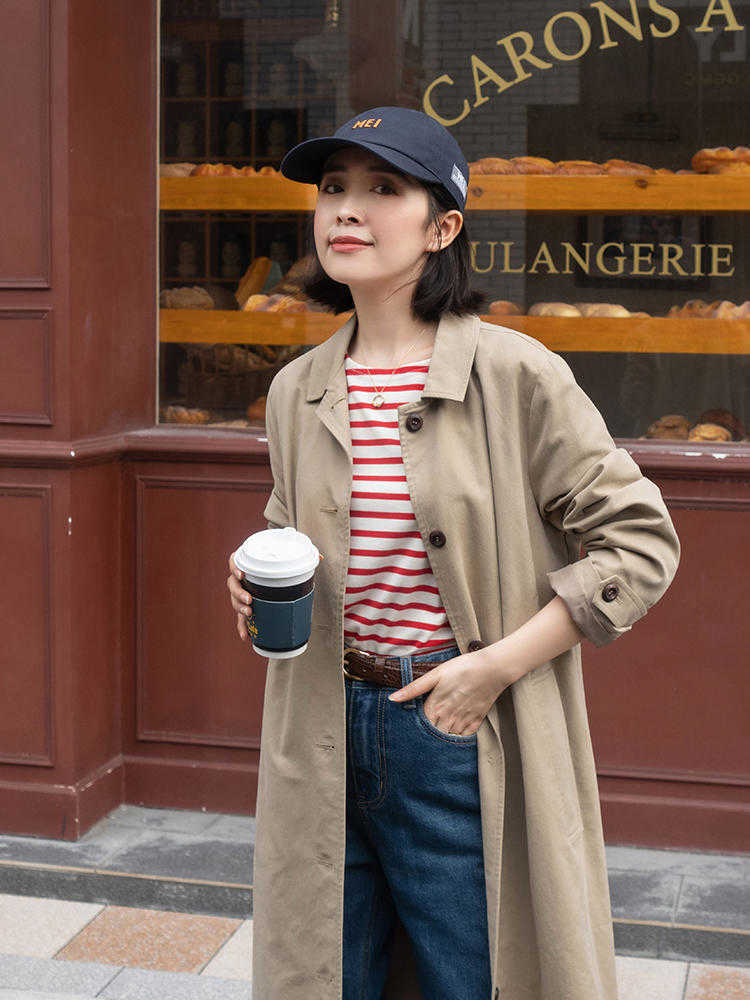 时髦 秋天,“风衣”怎么穿才洋气?配条纹衫和牛仔裤,高级时髦又优雅