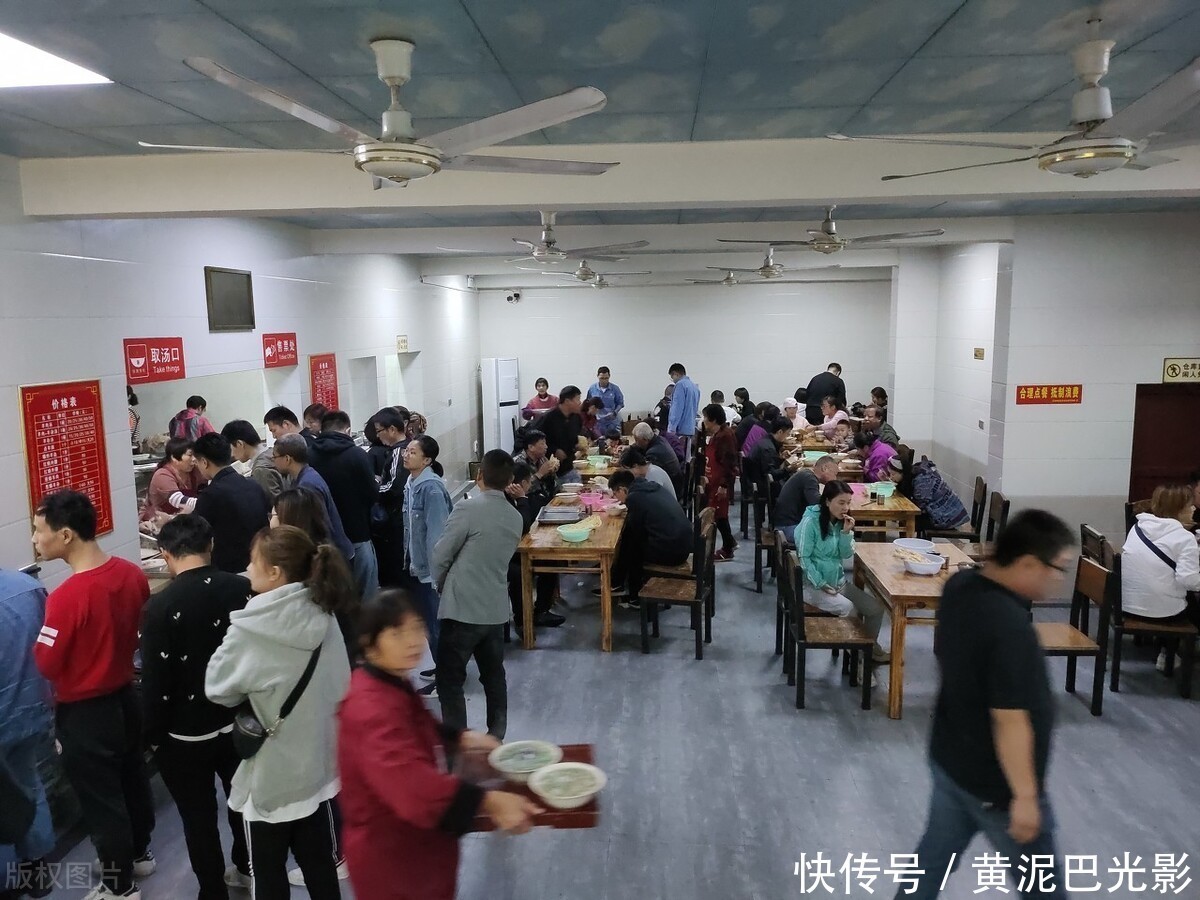 祖传一锅老汤:河南农村1家羊汤馆每天卖30只羊3千个饼子