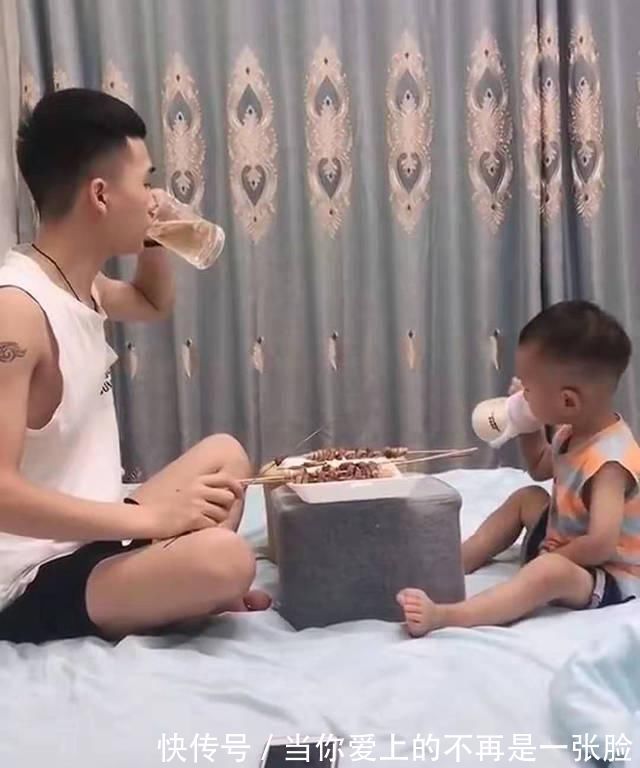 淡定|爸爸与儿子偷偷在家“聚餐”，妈妈看了不淡定，宝宝：感情深，一口闷