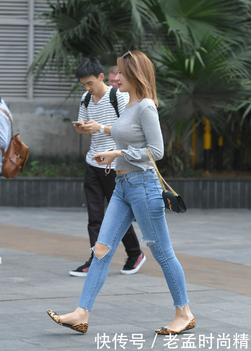 胜人一筹|街拍:微胖女生的秋季穿搭, 选择破洞牛仔裤, 让你轻松“胜人一筹”