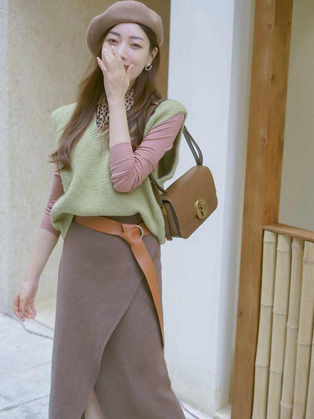 马甲|简约又保暖的秋季穿搭，毛衣搭配半身裙清新温柔，减龄又时髦