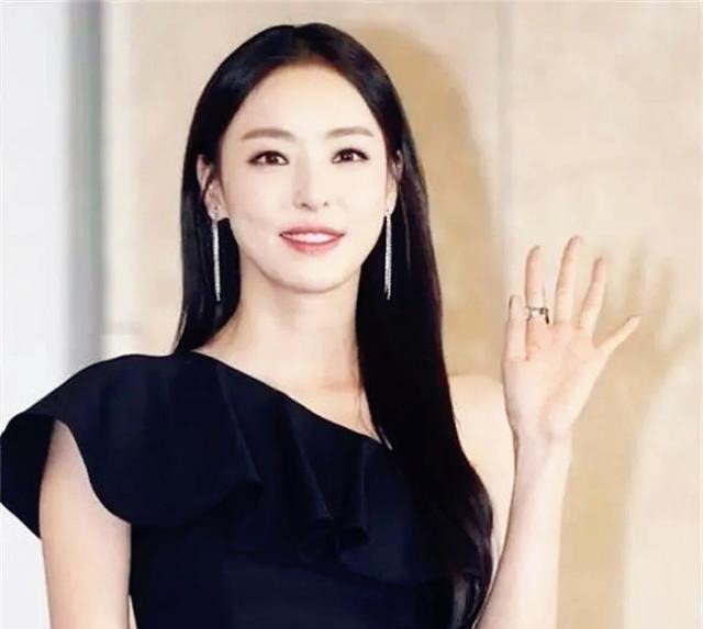 搭配 韩国“国宝级”女神李多熙 倾城容颜魔鬼身材 纯系穿搭高贵典雅