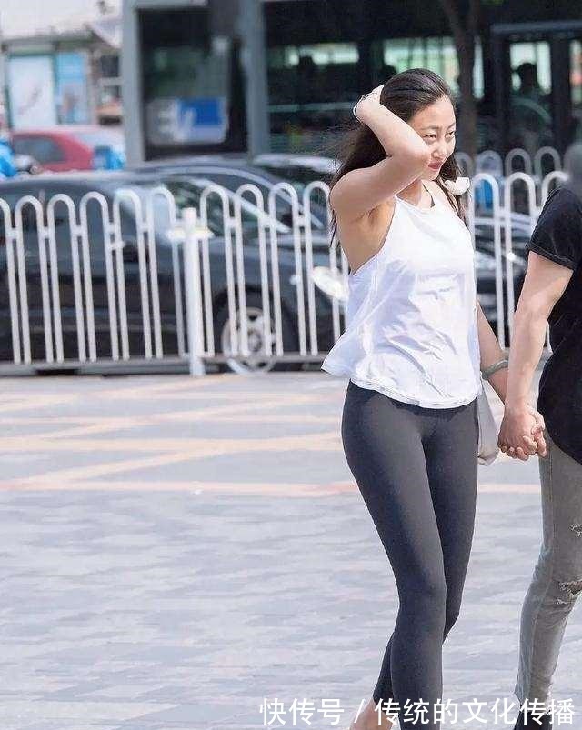 单品 黑色长款风衣搭配灰色手提包，不能仅仅的依赖单品，配饰也重要！