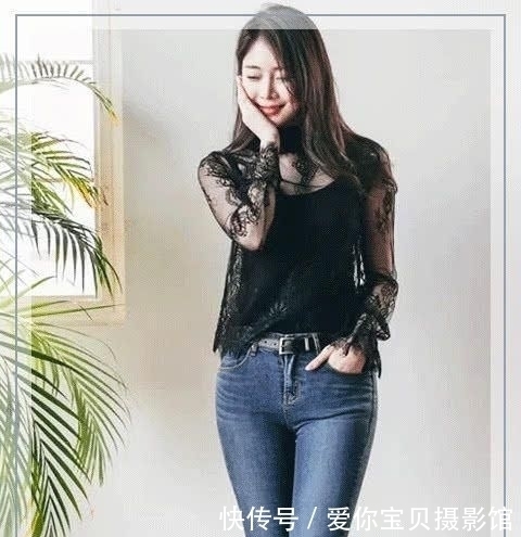 小姐姐紧身牛仔裤穿着优雅,搭配简洁,显得更时尚、更美观